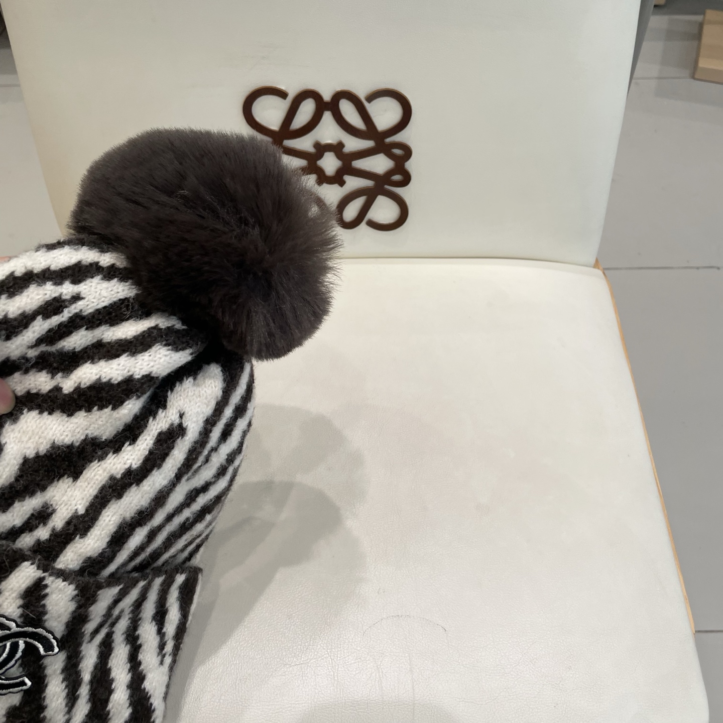  Chanel香奈儿新款小众设计毛球条纹针织帽女保暖护耳包头毛线帽