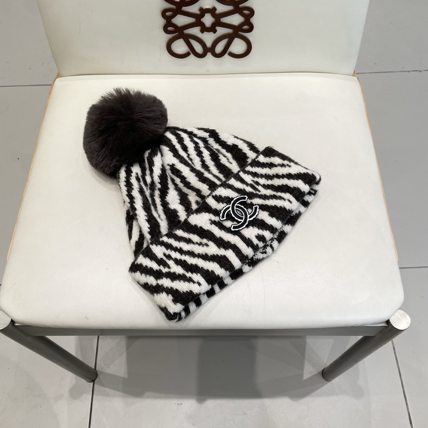  Chanel香奈儿新款小众设计毛球条纹针织帽女保暖护耳包头毛线帽