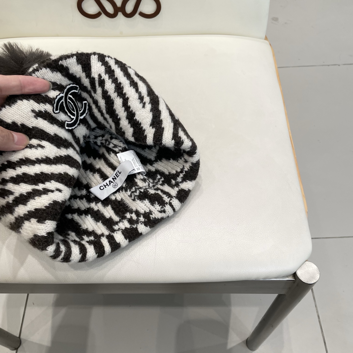  Chanel香奈儿新款小众设计毛球条纹针织帽女保暖护耳包头毛线帽