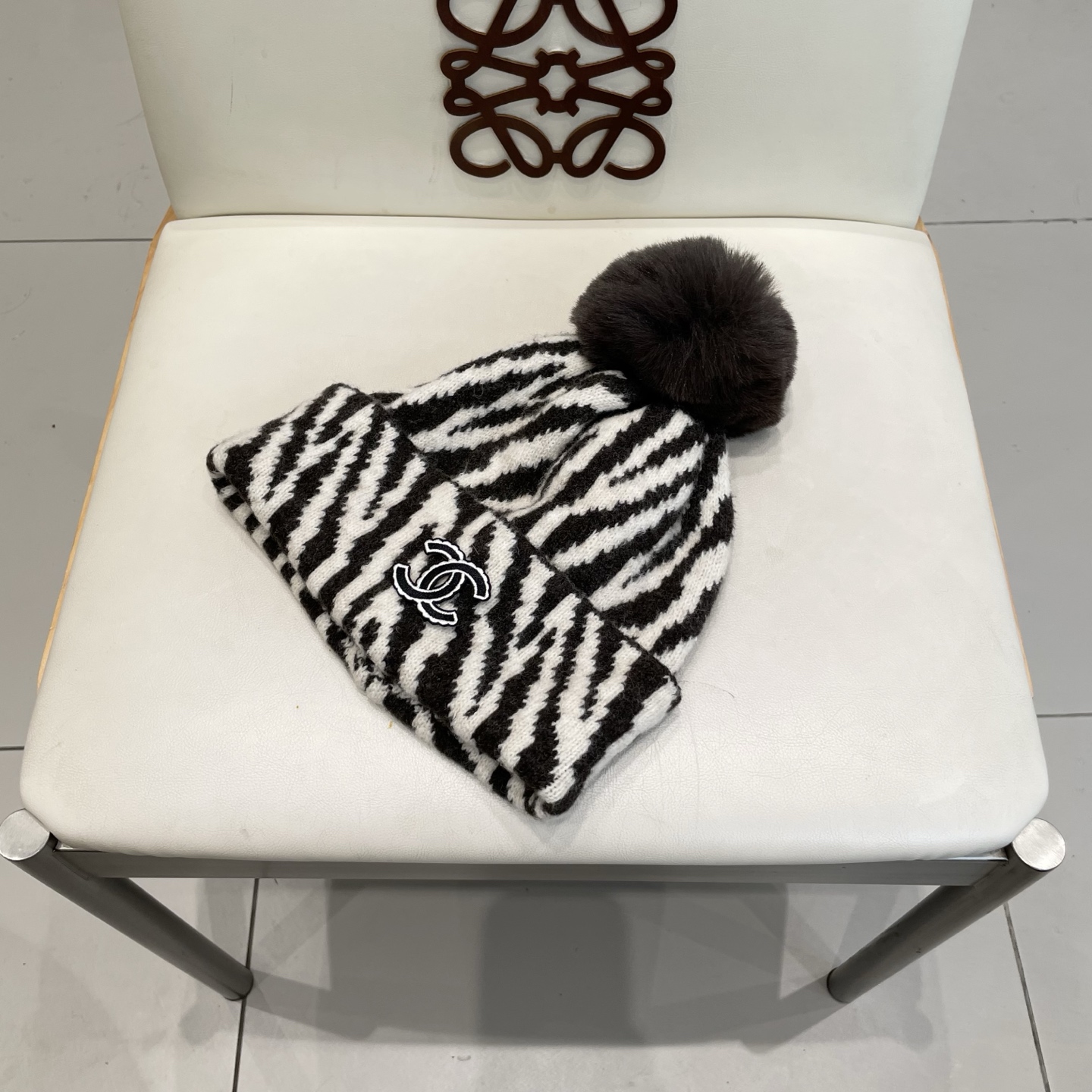  Chanel香奈儿新款小众设计毛球条纹针织帽女保暖护耳包头毛线帽