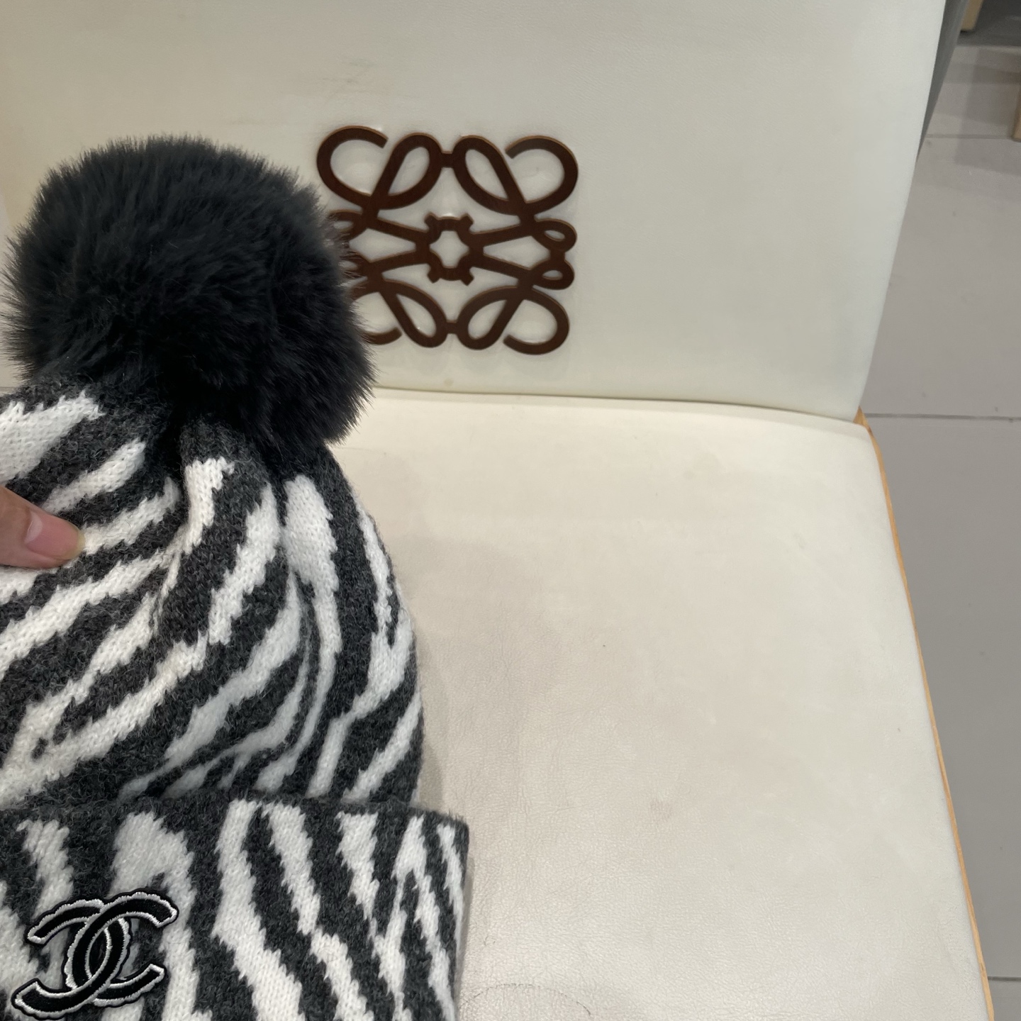  Chanel香奈儿新款小众设计毛球条纹针织帽女保暖护耳包头毛线帽