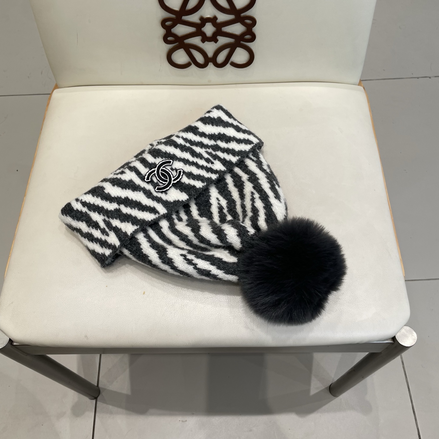  Chanel香奈儿新款小众设计毛球条纹针织帽女保暖护耳包头毛线帽