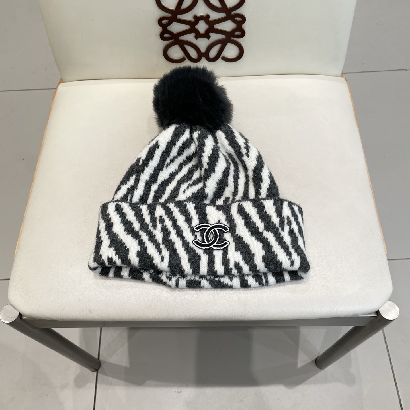 Chanel香奈儿新款小众设计毛球条纹针织帽女保暖护耳包头毛线帽