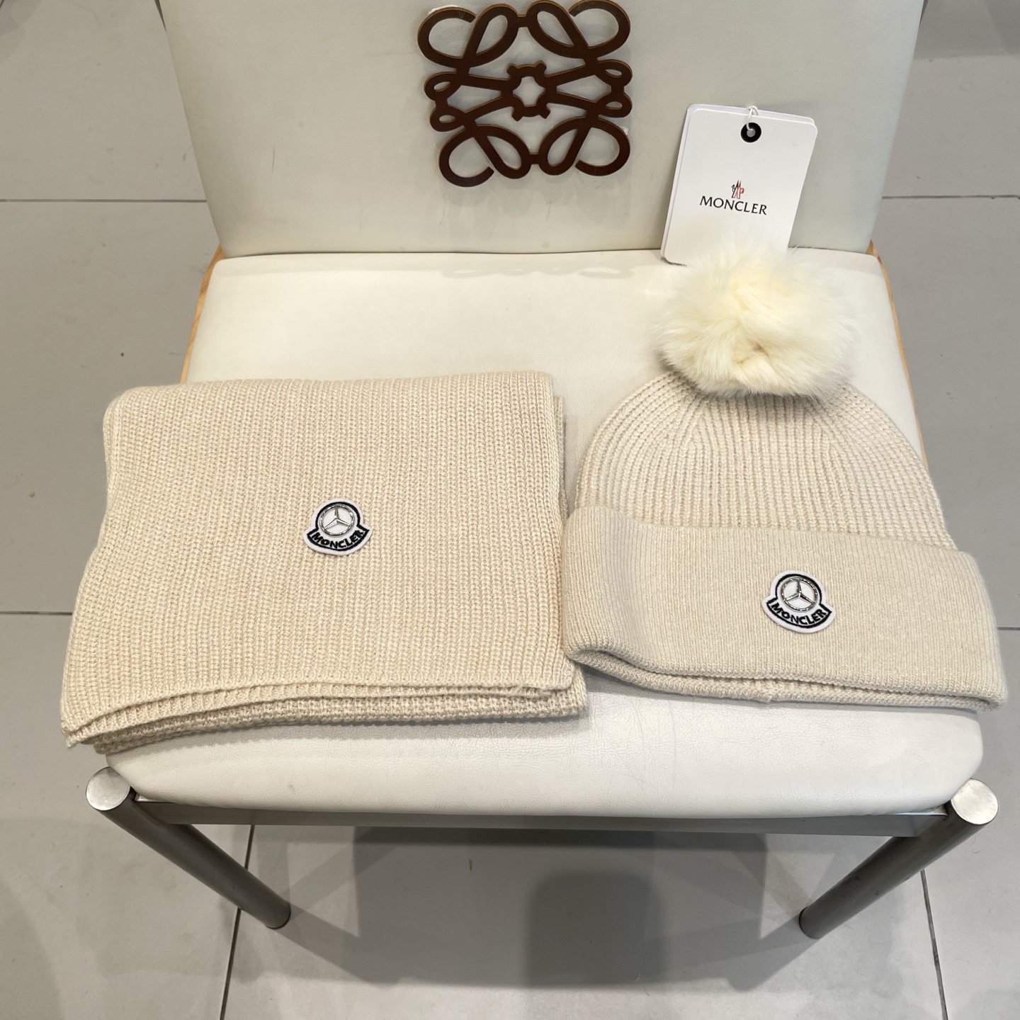 NO:602052,Mouth covering. [Two-piece set. Wool suit hat - with fox fur ball] Classic suit hat!  Hat and scarf!  It's warm and super comfortable~A great tool for young ladies to reduce their age in winter~This winter, all you need is a set of hats~It's warm and fashionable!  Unisex model! Can be made as a couple model!  Complete range of anti-counterfeiting labels and elevators!  Many styles, welcome to choose! Suits, suits, Moncler, hats19860909蒙口.【两件套.羊毛套装帽子-带狐狸毛球】经典套装帽子！帽子围巾！暖暖哒超级舒服～冬日小姐姐减龄神器哦～这个冬天你就差这么一套套装帽子啦～又保暖又时尚！男女通用款!可以做情侣款！防伪标签吊卡齐全！多多款式,欢迎选择!套装,套装,Moncler,hats,accessory