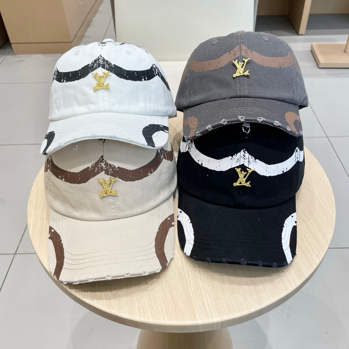  🧢路易威登棒球帽 LouisVuitton😍新款LV棒球帽，重工打造♥️高端大气，百搭款🤗男女通用！跑