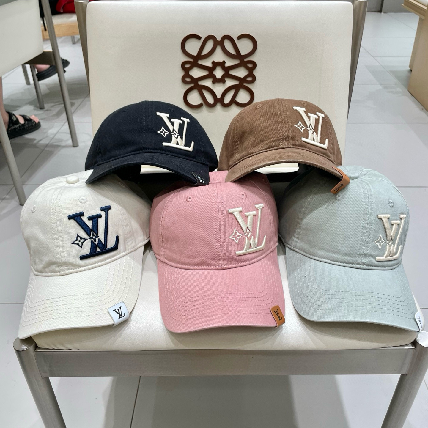 🧢路易威登棒球帽 LouisVuitton😍新款LV棒球帽，重工打造♥️高端大气，百搭款🤗男女通用！跑
