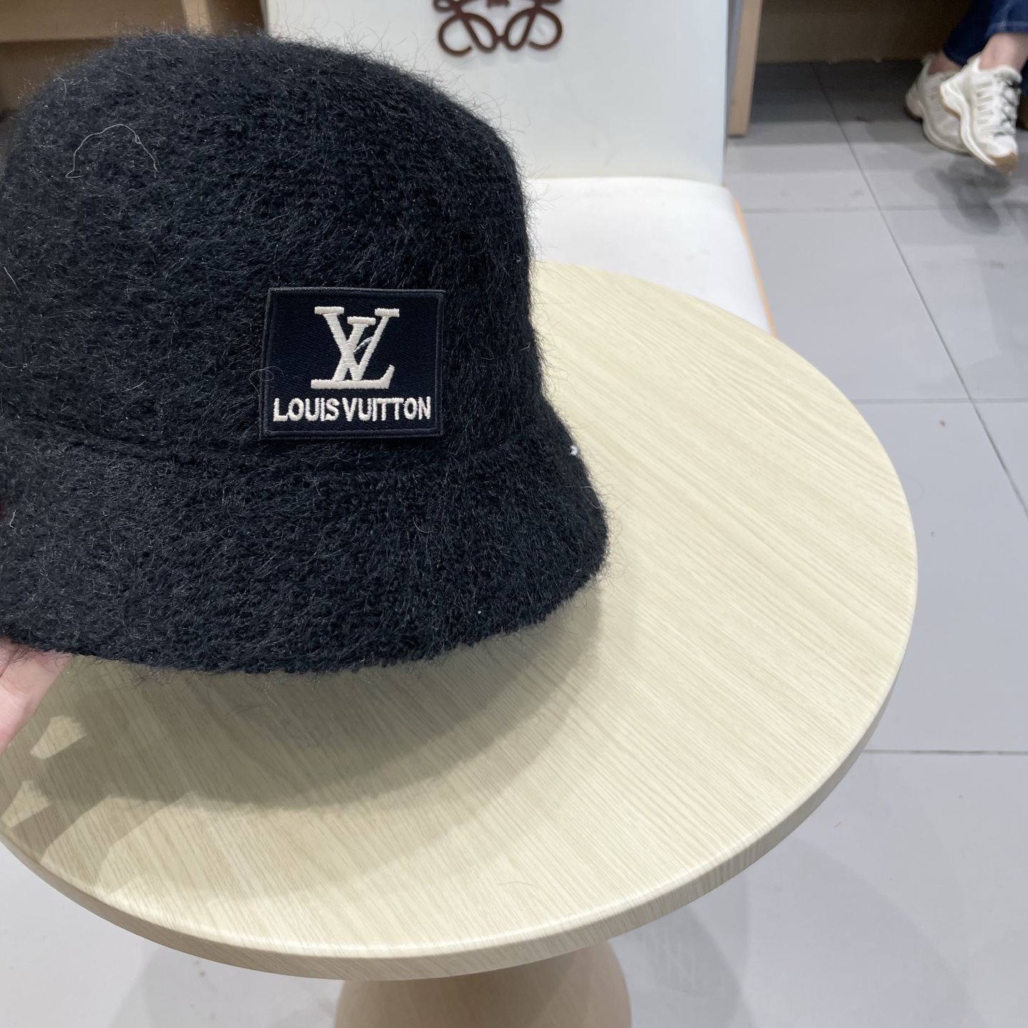 上新！路易威登 LouisVuitton 😍显脸小毛绒渔夫帽女秋冬羊毛水桶帽韩国白色帽子保暖盆帽