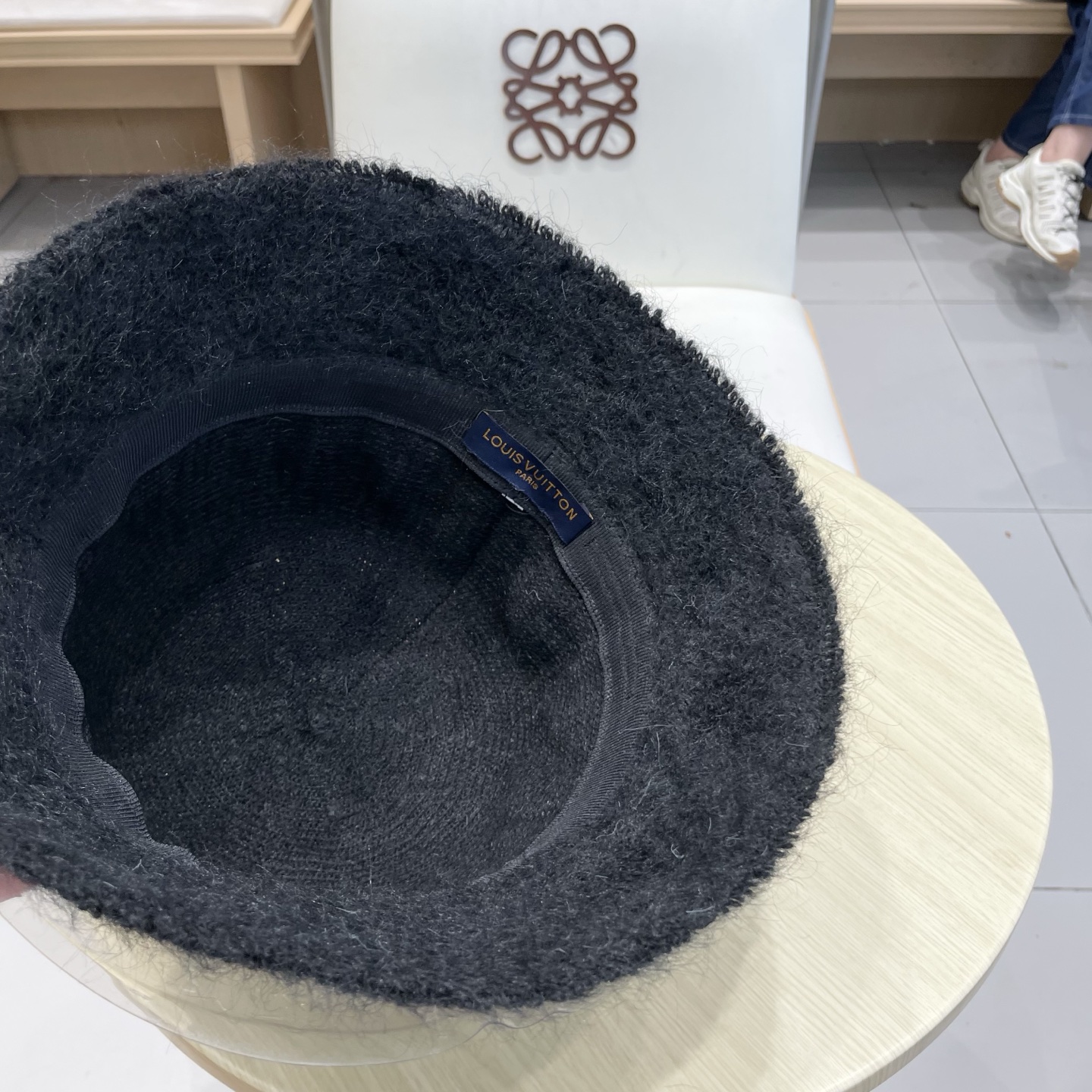  上新！路易威登 LouisVuitton 😍显脸小毛绒渔夫帽女秋冬羊毛水桶帽韩国白色帽子保暖盆帽