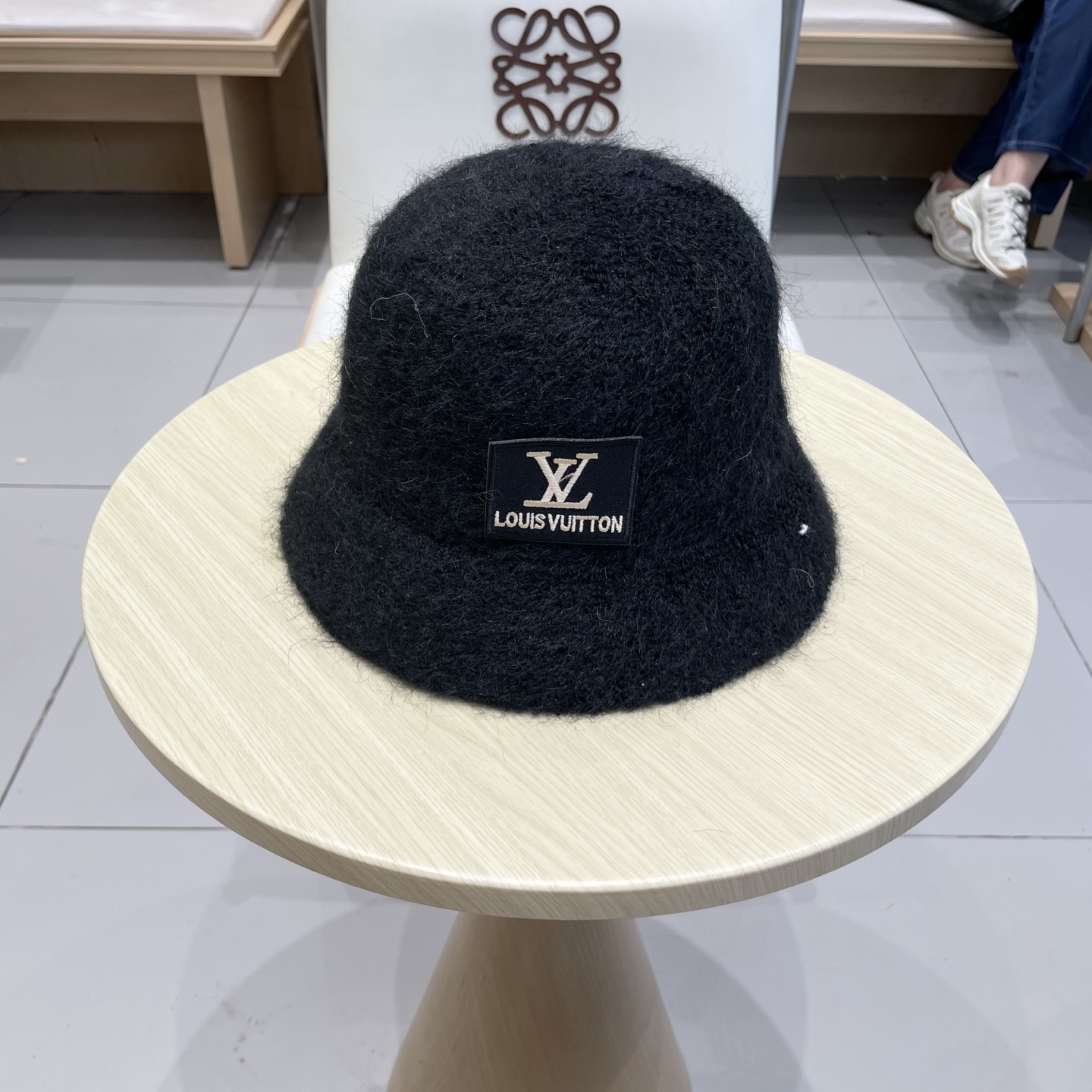  上新！路易威登 LouisVuitton 😍显脸小毛绒渔夫帽女秋冬羊毛水桶帽韩国白色帽子保暖盆帽