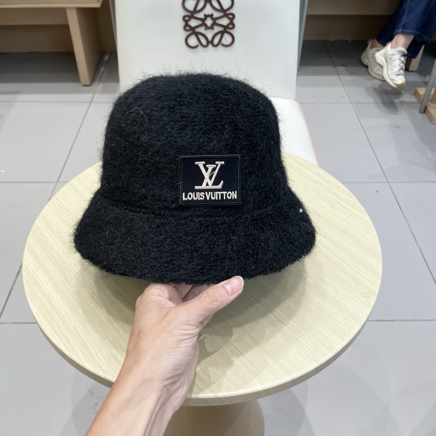  上新！路易威登 LouisVuitton 😍显脸小毛绒渔夫帽女秋冬羊毛水桶帽韩国白色帽子保暖盆帽