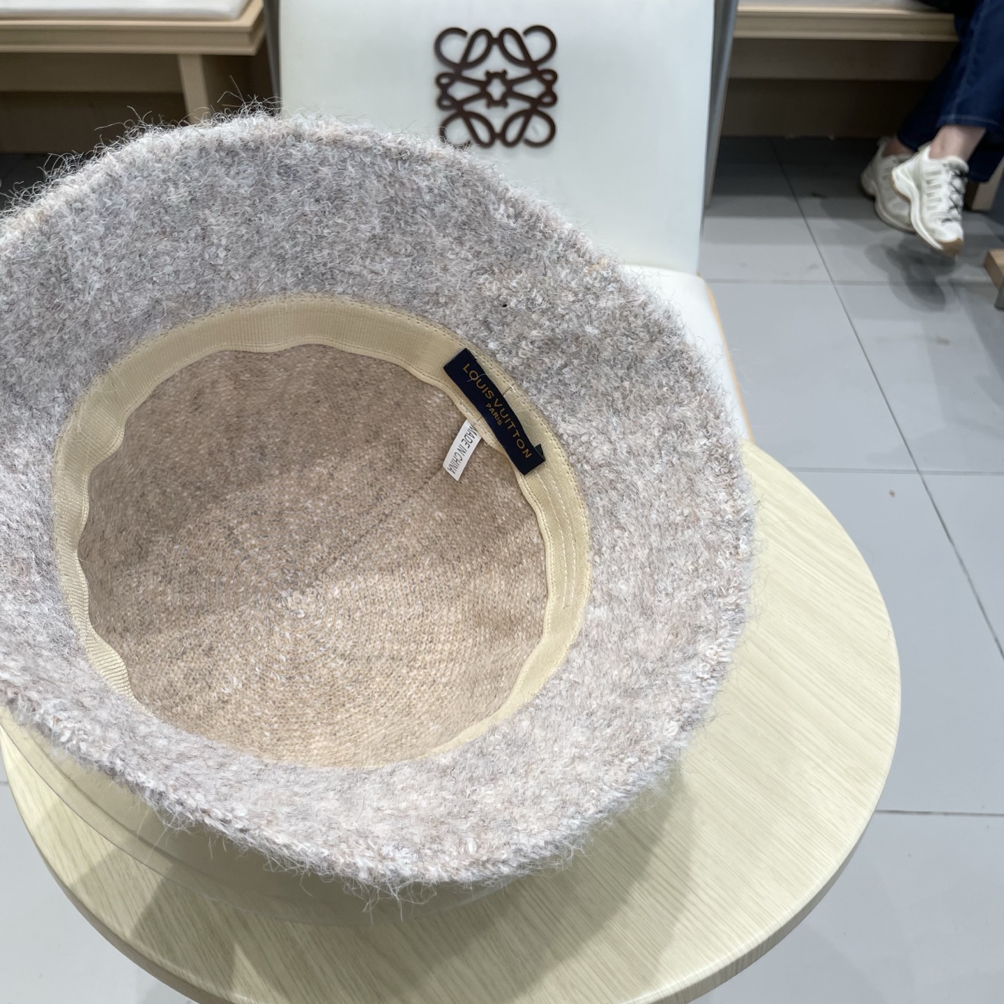  上新！路易威登 LouisVuitton 😍显脸小毛绒渔夫帽女秋冬羊毛水桶帽韩国白色帽子保暖盆帽