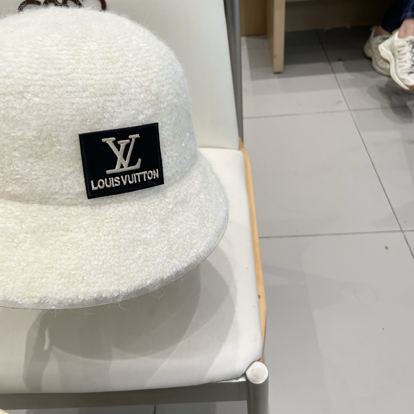  上新！路易威登 LouisVuitton 😍显脸小毛绒渔夫帽女秋冬羊毛水桶帽韩国白色帽子保暖盆帽