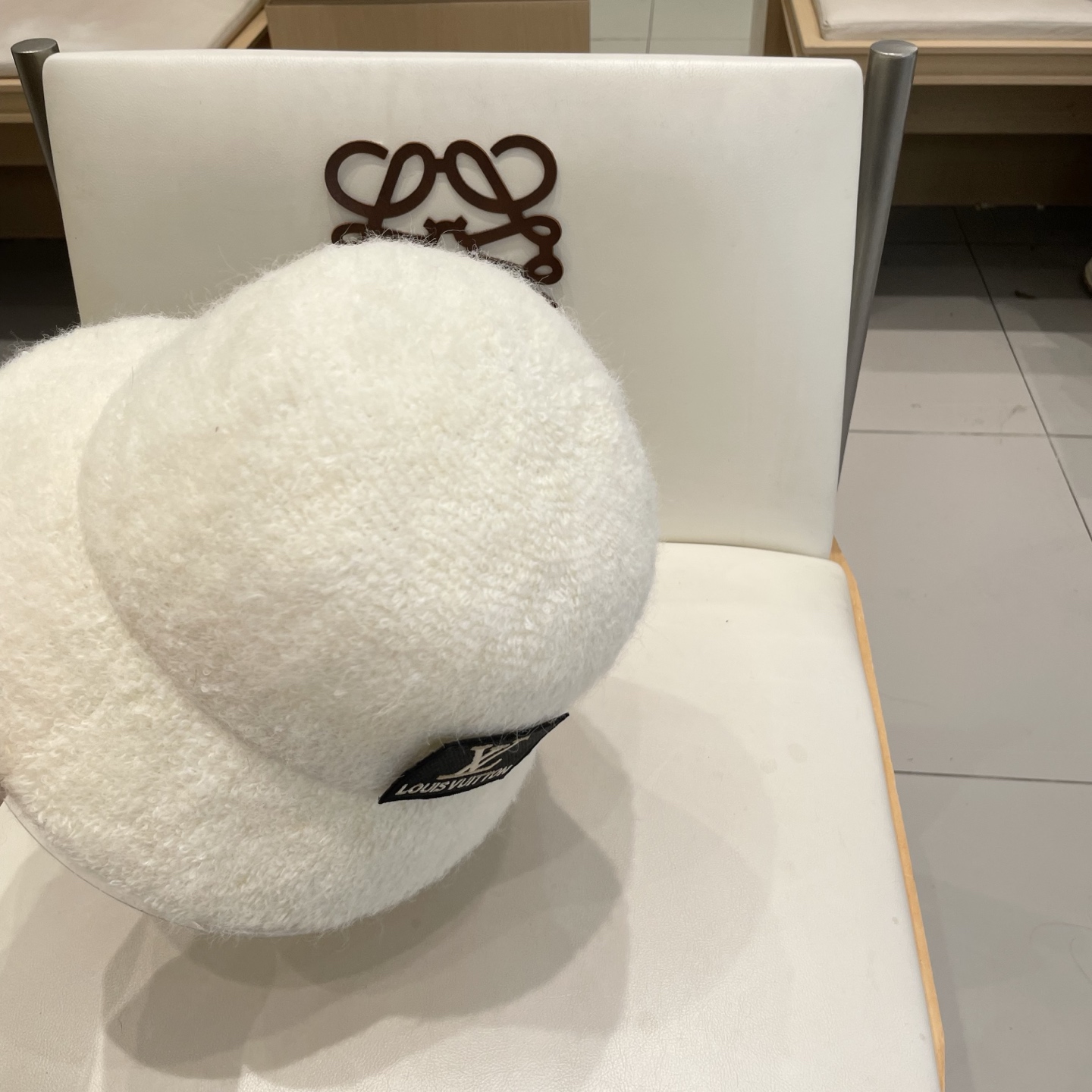  上新！路易威登 LouisVuitton 😍显脸小毛绒渔夫帽女秋冬羊毛水桶帽韩国白色帽子保暖盆帽