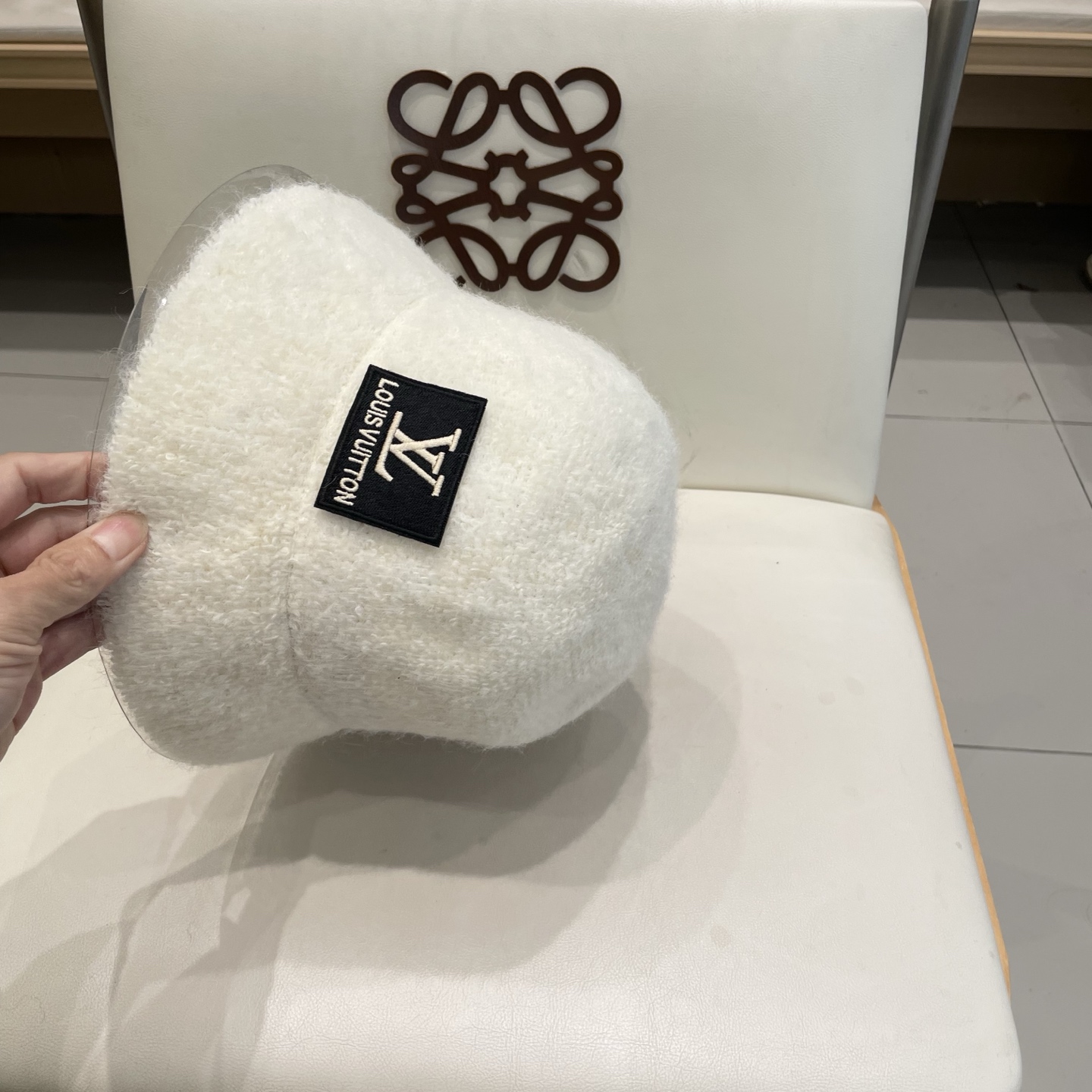  上新！路易威登 LouisVuitton 😍显脸小毛绒渔夫帽女秋冬羊毛水桶帽韩国白色帽子保暖盆帽