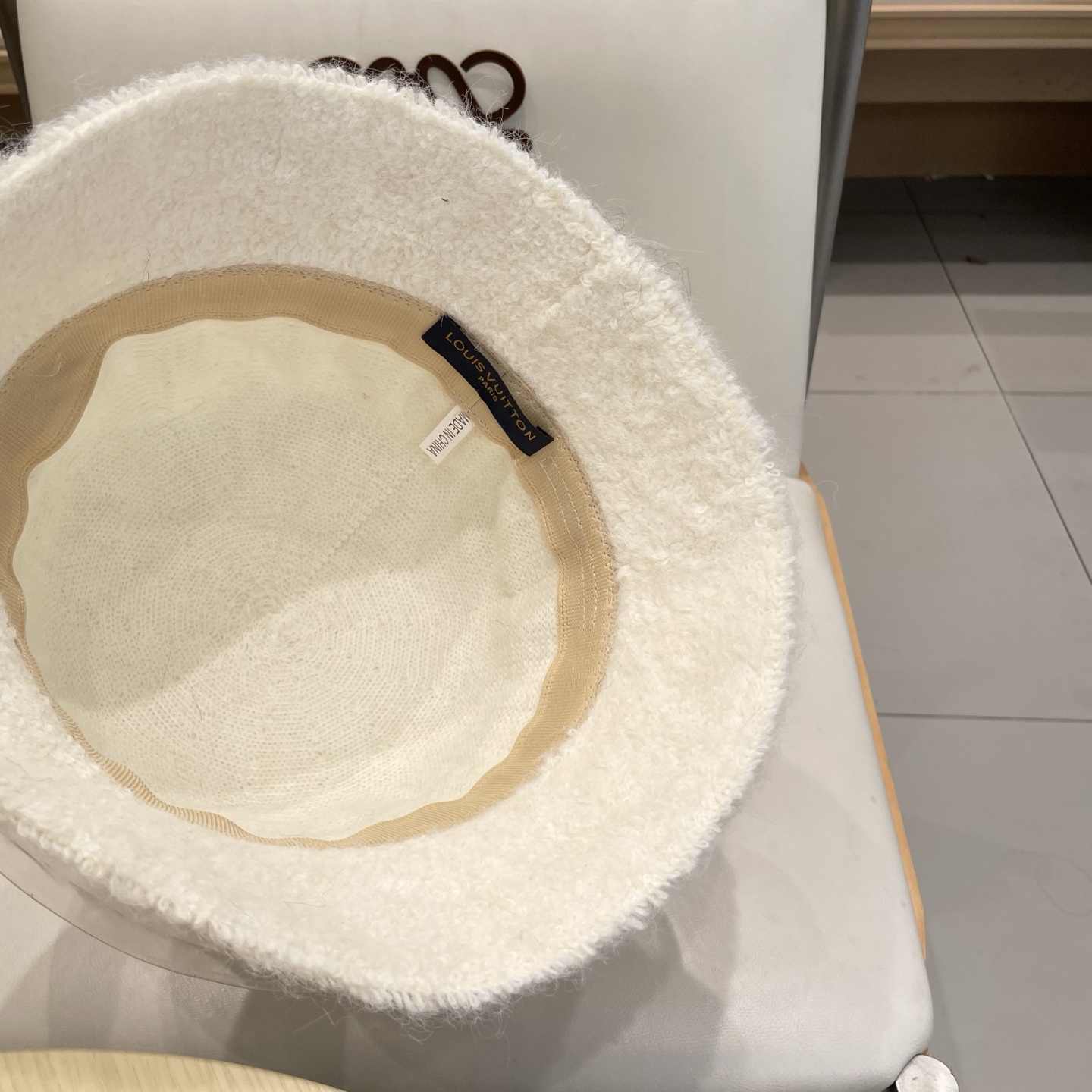  上新！路易威登 LouisVuitton 😍显脸小毛绒渔夫帽女秋冬羊毛水桶帽韩国白色帽子保暖盆帽