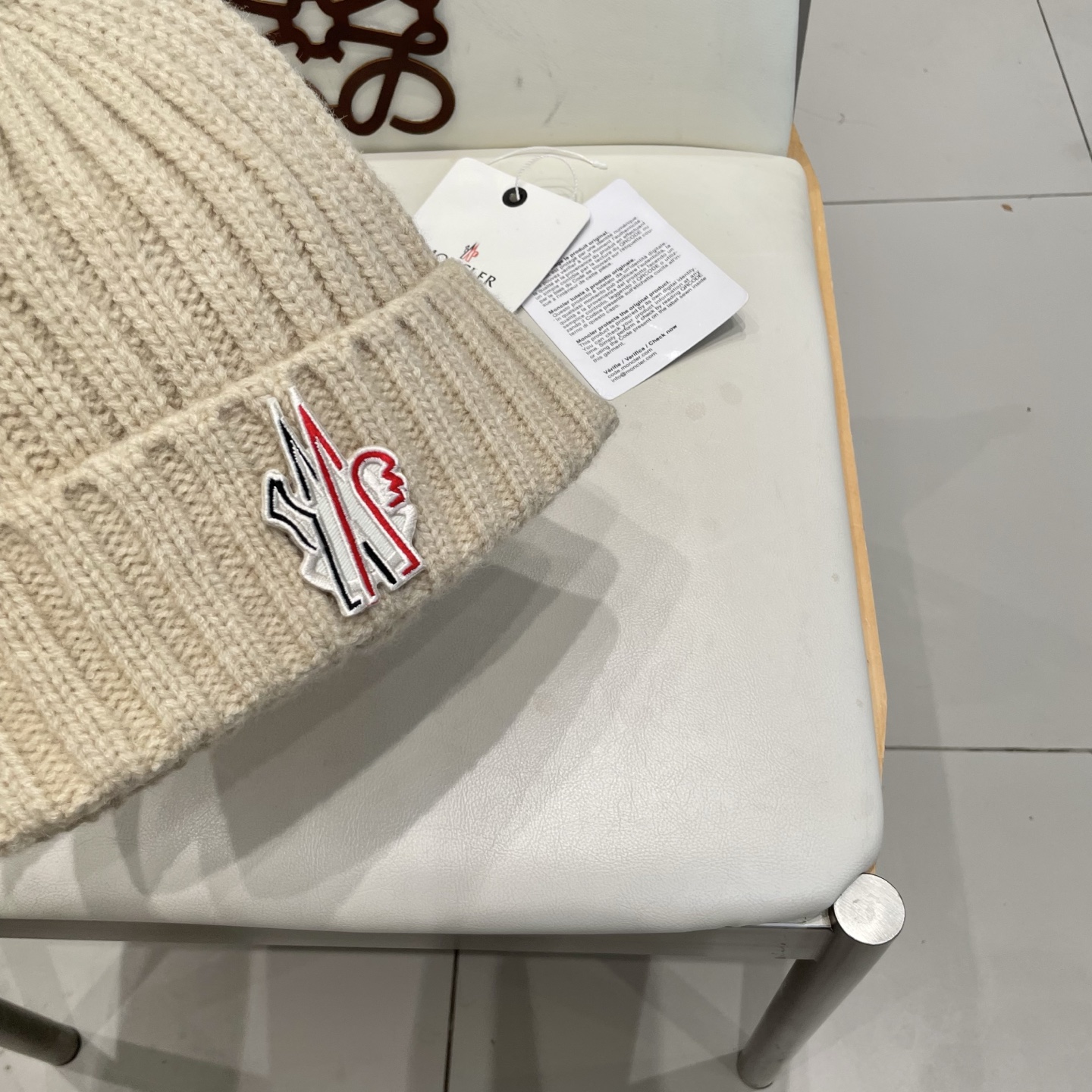 MONCLER蒙口🎩针织毛线帽，附带二维码，好品质高端大气，超柔软！超火爆💖质感很赞，出街超好搭配！时尚