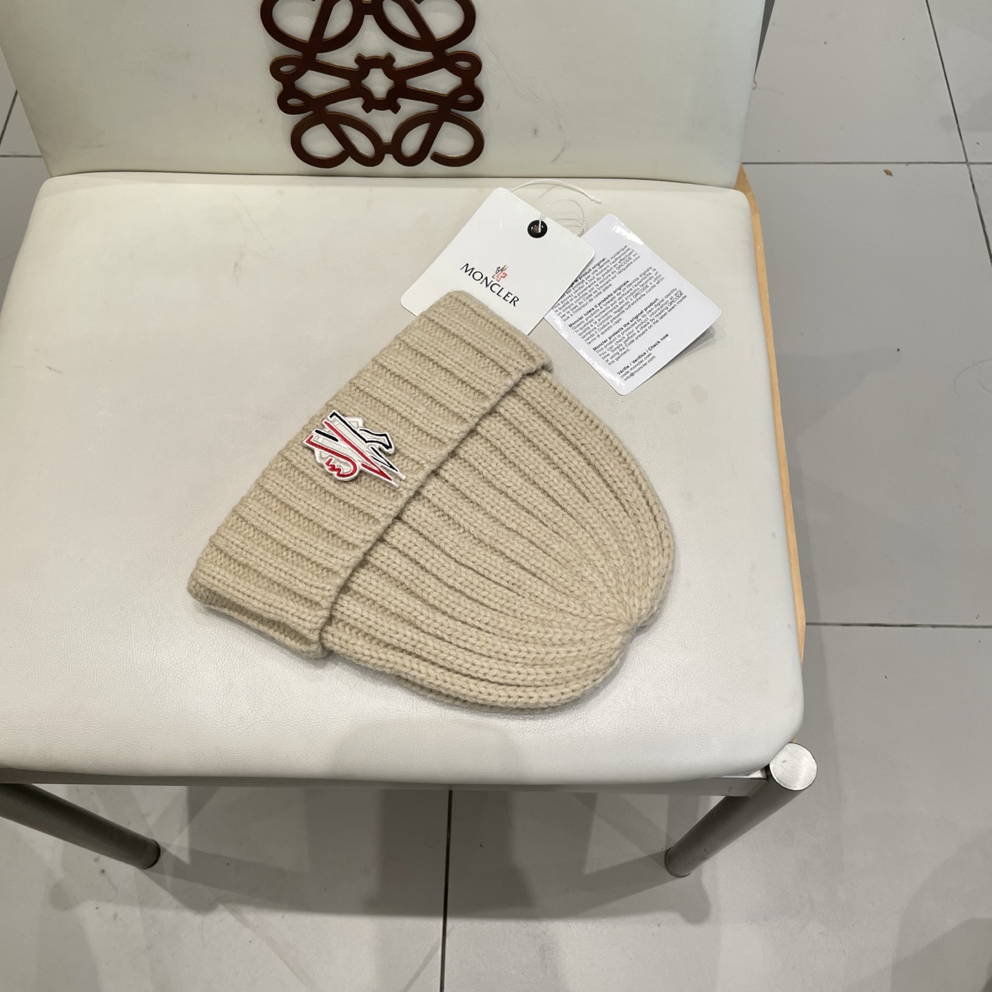 MONCLER蒙口🎩针织毛线帽，附带二维码，好品质高端大气，超柔软！超火爆💖质感很赞，出街超好搭配！时尚