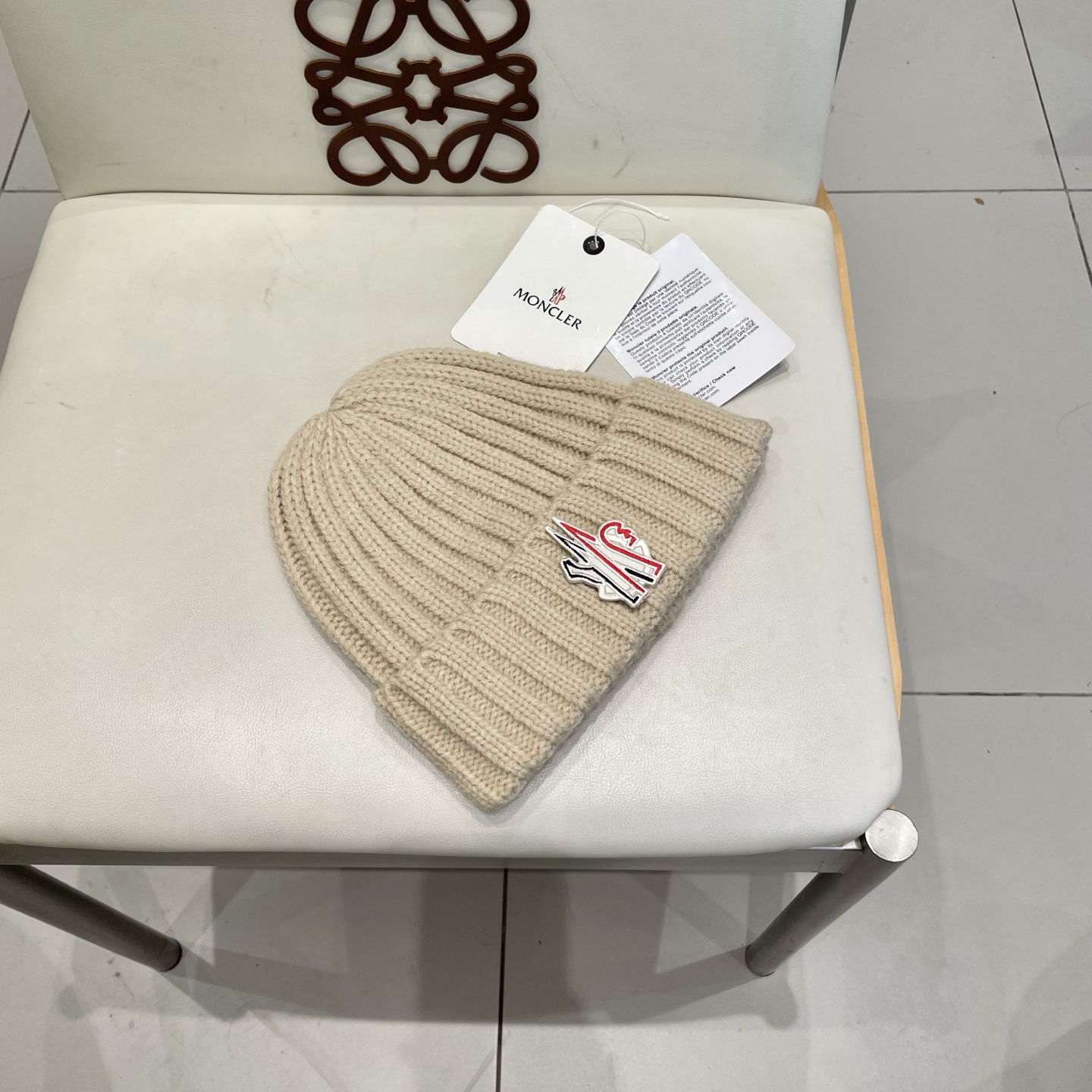 MONCLER蒙口🎩针织毛线帽，附带二维码，好品质高端大气，超柔软！超火爆💖质感很赞，出街超好搭配！时尚