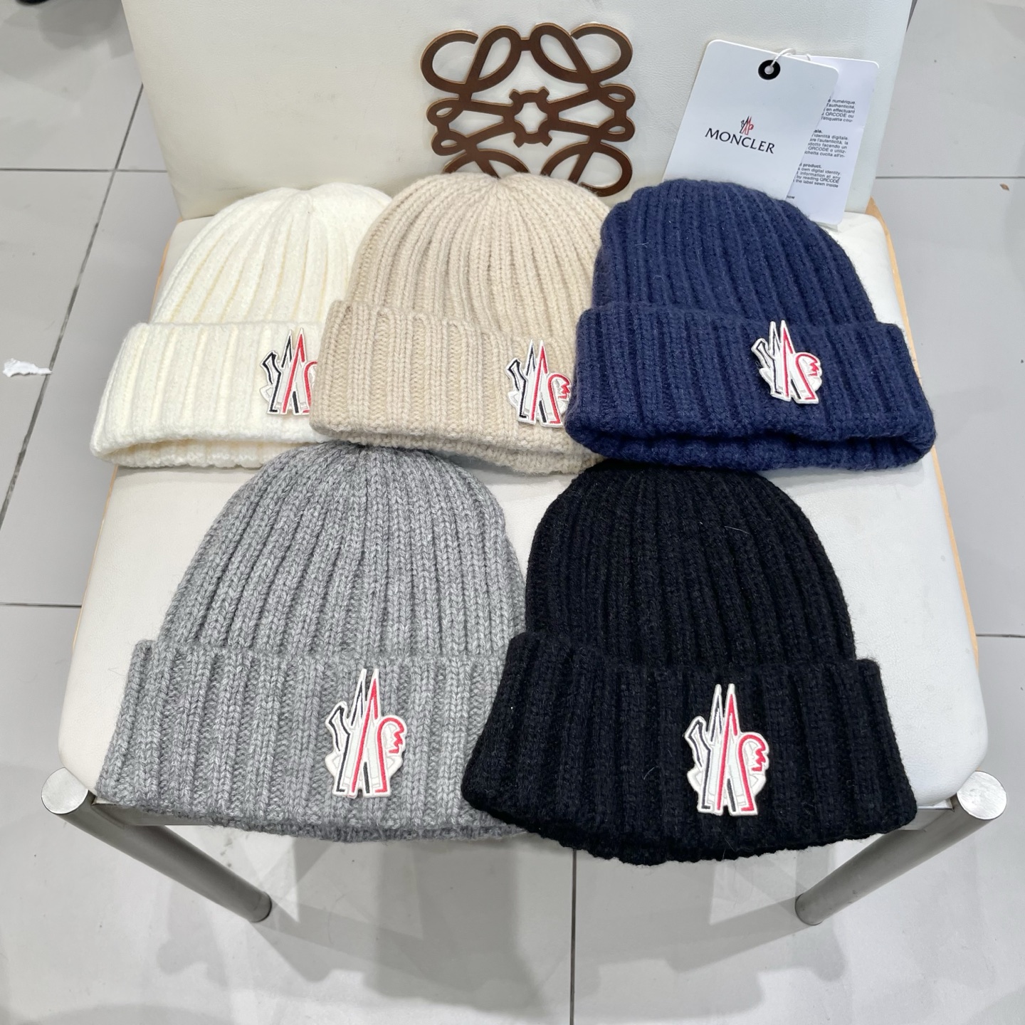 MONCLER蒙口🎩针织毛线帽，附带二维码，好品质高端大气，超柔软！超火爆💖质感很赞，出街超好搭配！时尚