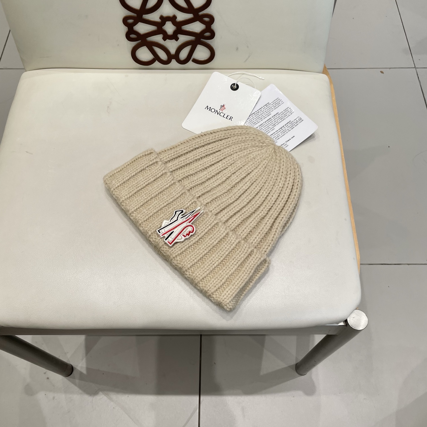 MONCLER蒙口🎩针织毛线帽，附带二维码，好品质高端大气，超柔软！超火爆💖质感很赞，出街超好搭配！时尚