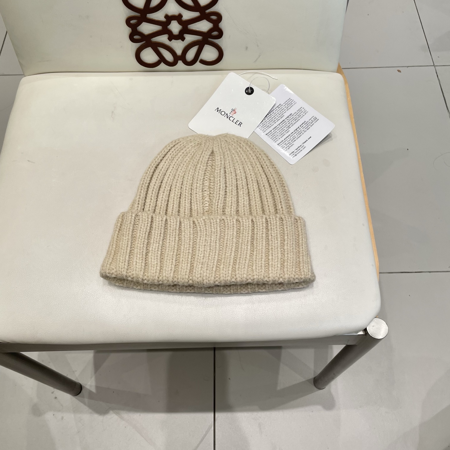 MONCLER蒙口🎩针织毛线帽，附带二维码，好品质高端大气，超柔软！超火爆💖质感很赞，出街超好搭配！时尚