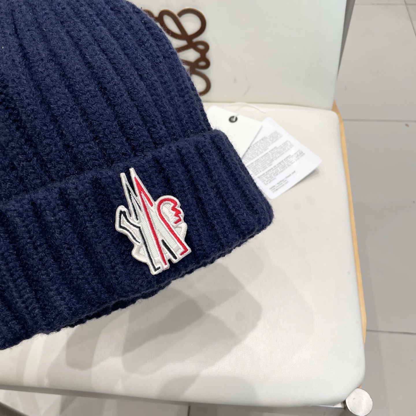 MONCLER蒙口🎩针织毛线帽，附带二维码，好品质高端大气，超柔软！超火爆💖质感很赞，出街超好搭配！时尚