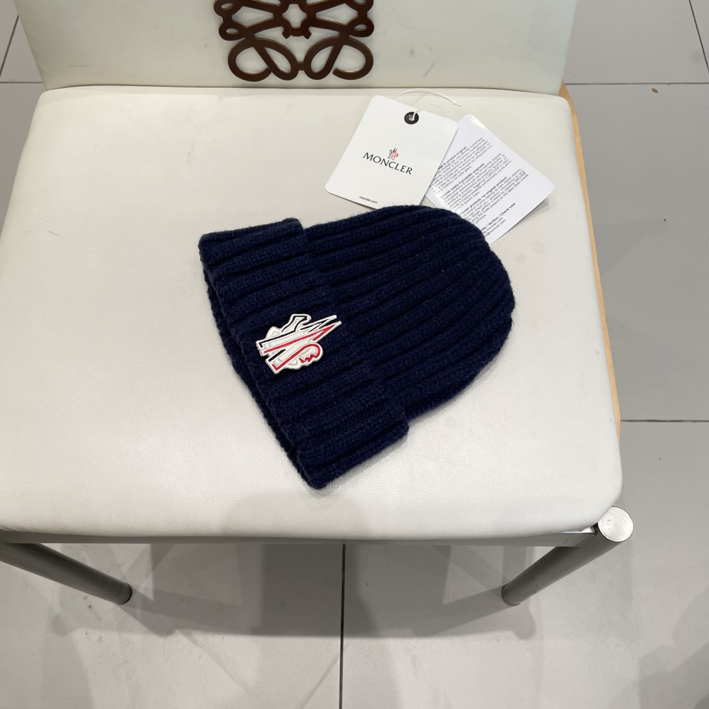 MONCLER蒙口🎩针织毛线帽，附带二维码，好品质高端大气，超柔软！超火爆💖质感很赞，出街超好搭配！时尚