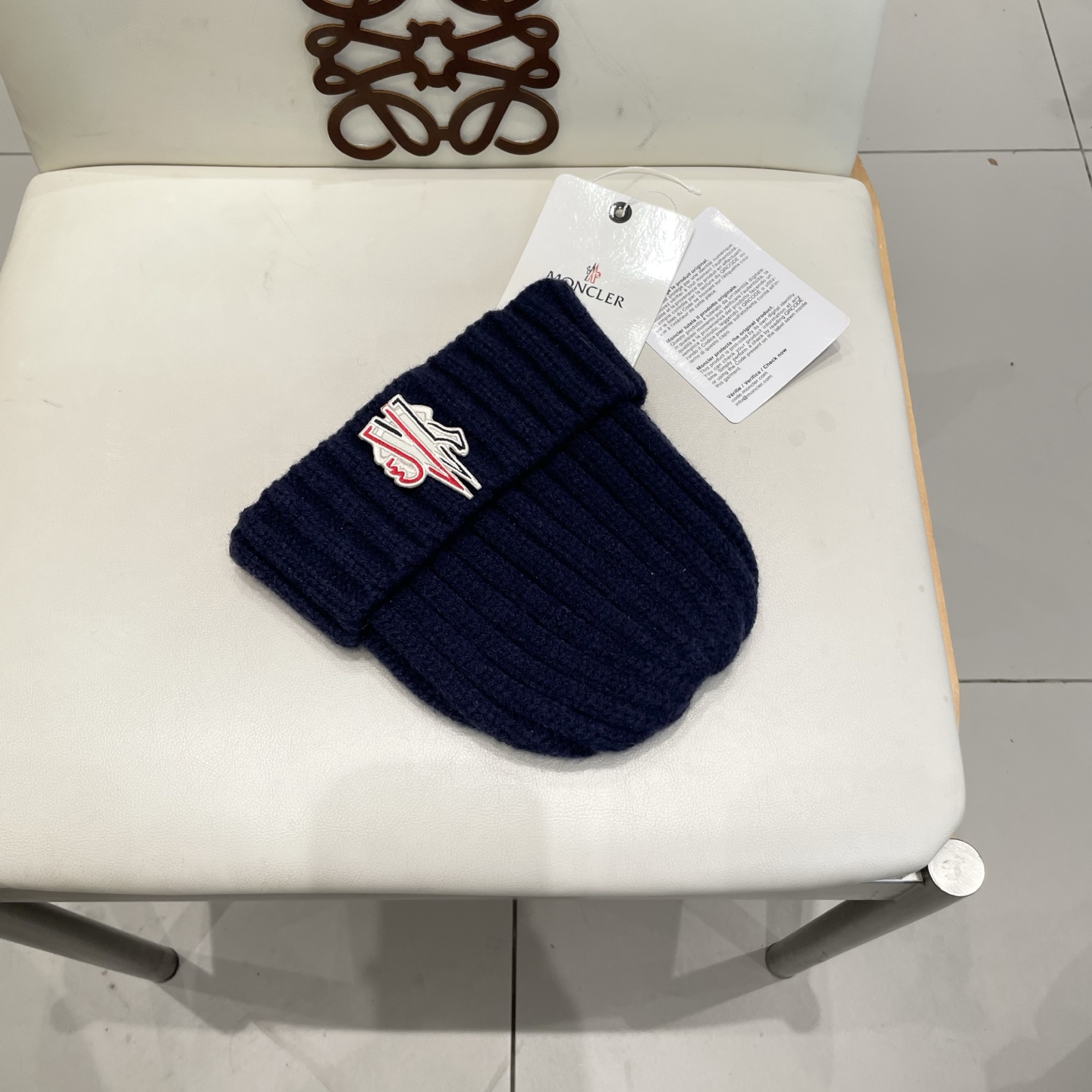 MONCLER蒙口🎩针织毛线帽，附带二维码，好品质高端大气，超柔软！超火爆💖质感很赞，出街超好搭配！时尚