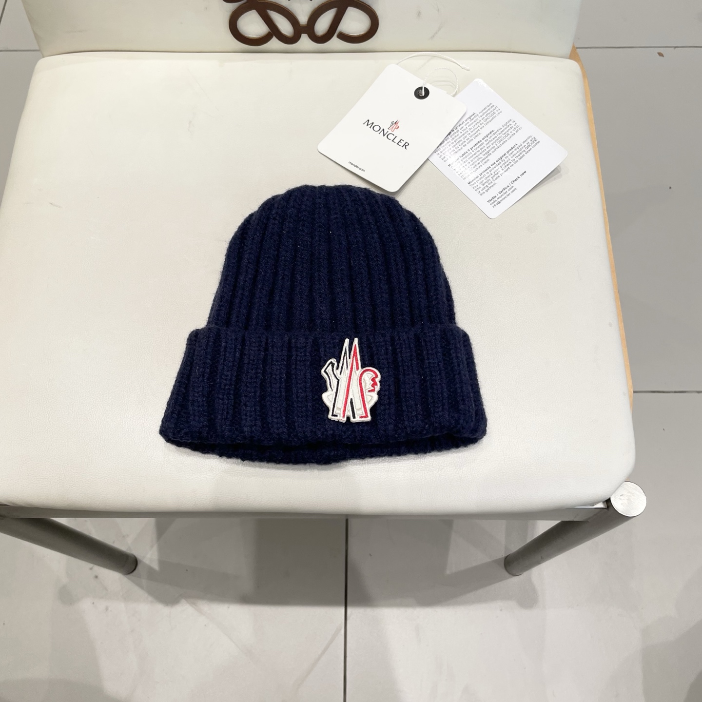 MONCLER蒙口🎩针织毛线帽，附带二维码，好品质高端大气，超柔软！超火爆💖质感很赞，出街超好搭配！时尚