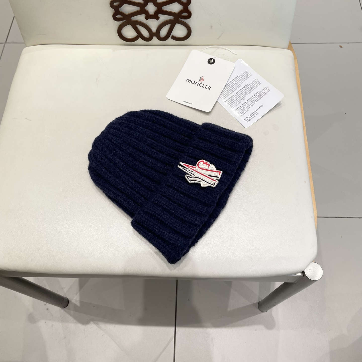 MONCLER蒙口🎩针织毛线帽，附带二维码，好品质高端大气，超柔软！超火爆💖质感很赞，出街超好搭配！时尚