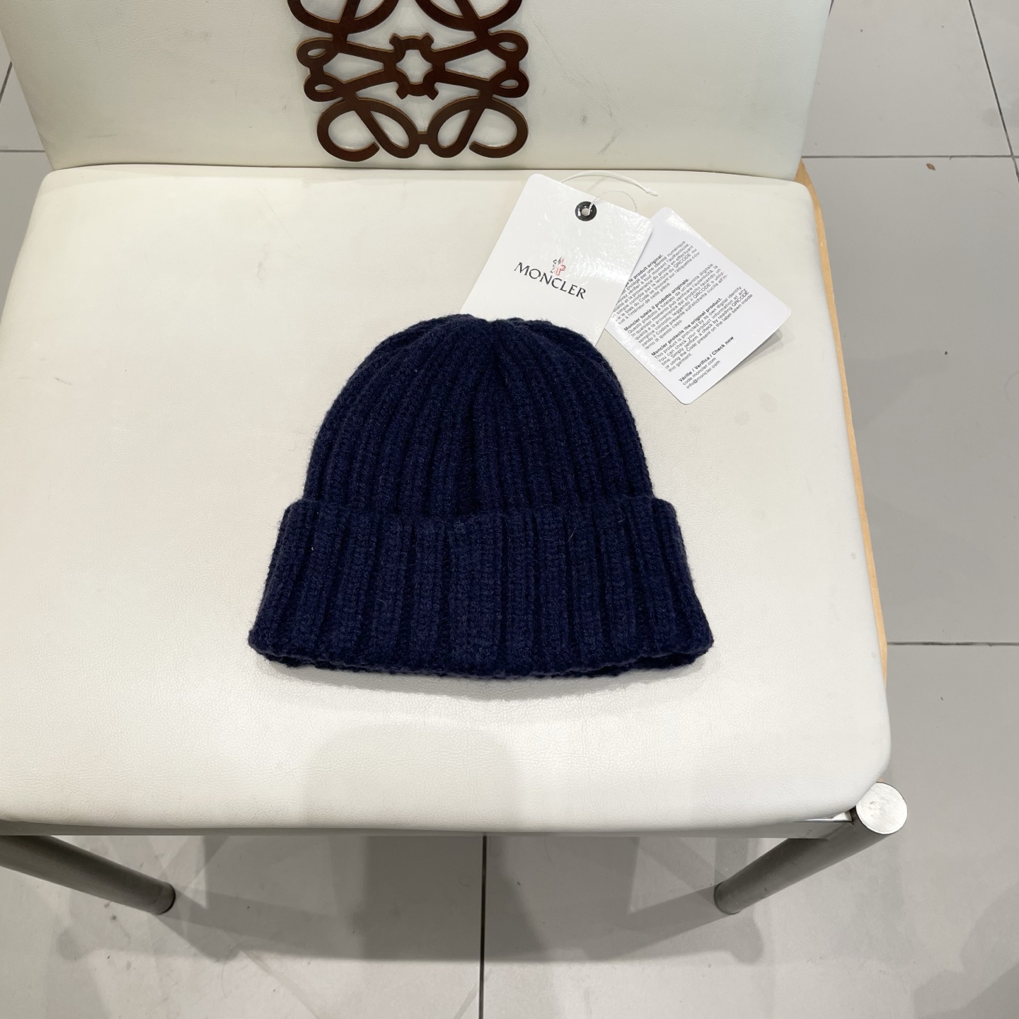 MONCLER蒙口🎩针织毛线帽，附带二维码，好品质高端大气，超柔软！超火爆💖质感很赞，出街超好搭配！时尚