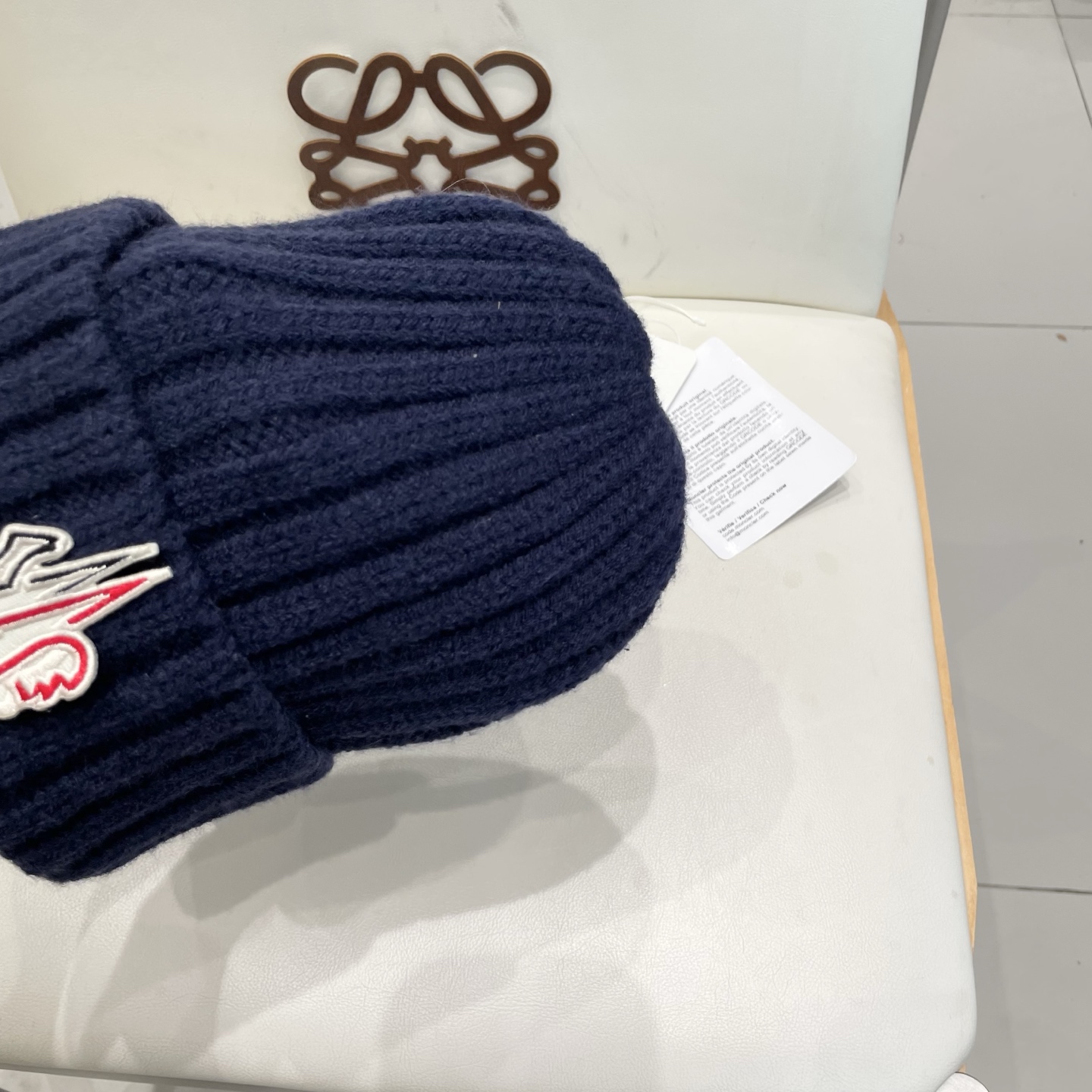 MONCLER蒙口🎩针织毛线帽，附带二维码，好品质高端大气，超柔软！超火爆💖质感很赞，出街超好搭配！时尚