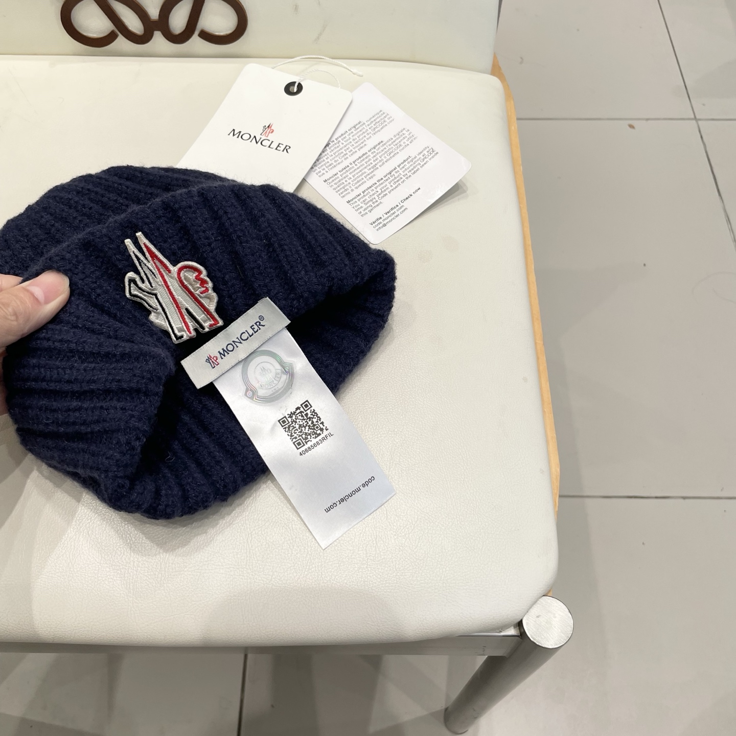 MONCLER蒙口🎩针织毛线帽，附带二维码，好品质高端大气，超柔软！超火爆💖质感很赞，出街超好搭配！时尚