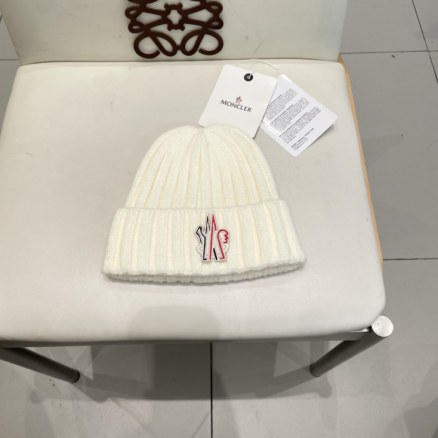 MONCLER蒙口🎩针织毛线帽，附带二维码，好品质高端大气，超柔软！超火爆💖质感很赞，出街超好搭配！时尚