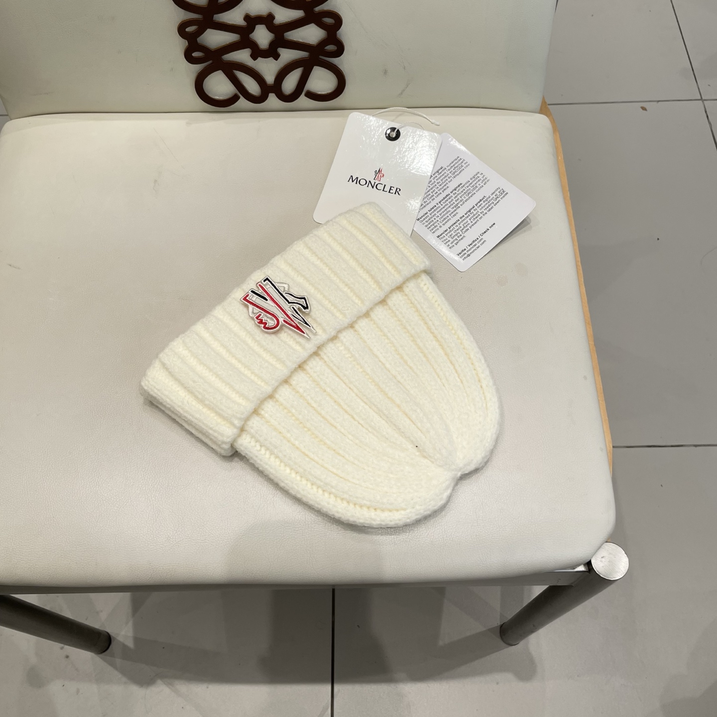 MONCLER蒙口🎩针织毛线帽，附带二维码，好品质高端大气，超柔软！超火爆💖质感很赞，出街超好搭配！时尚