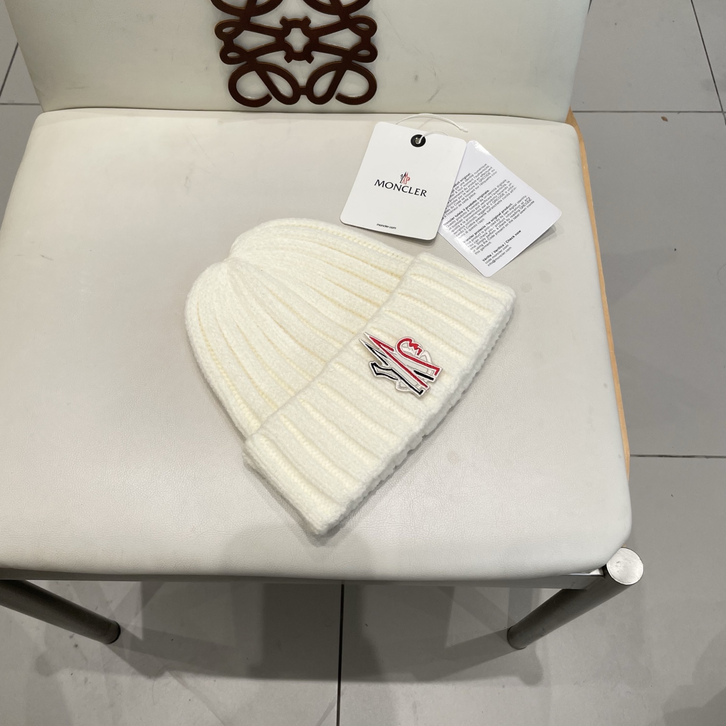 MONCLER蒙口🎩针织毛线帽，附带二维码，好品质高端大气，超柔软！超火爆💖质感很赞，出街超好搭配！时尚