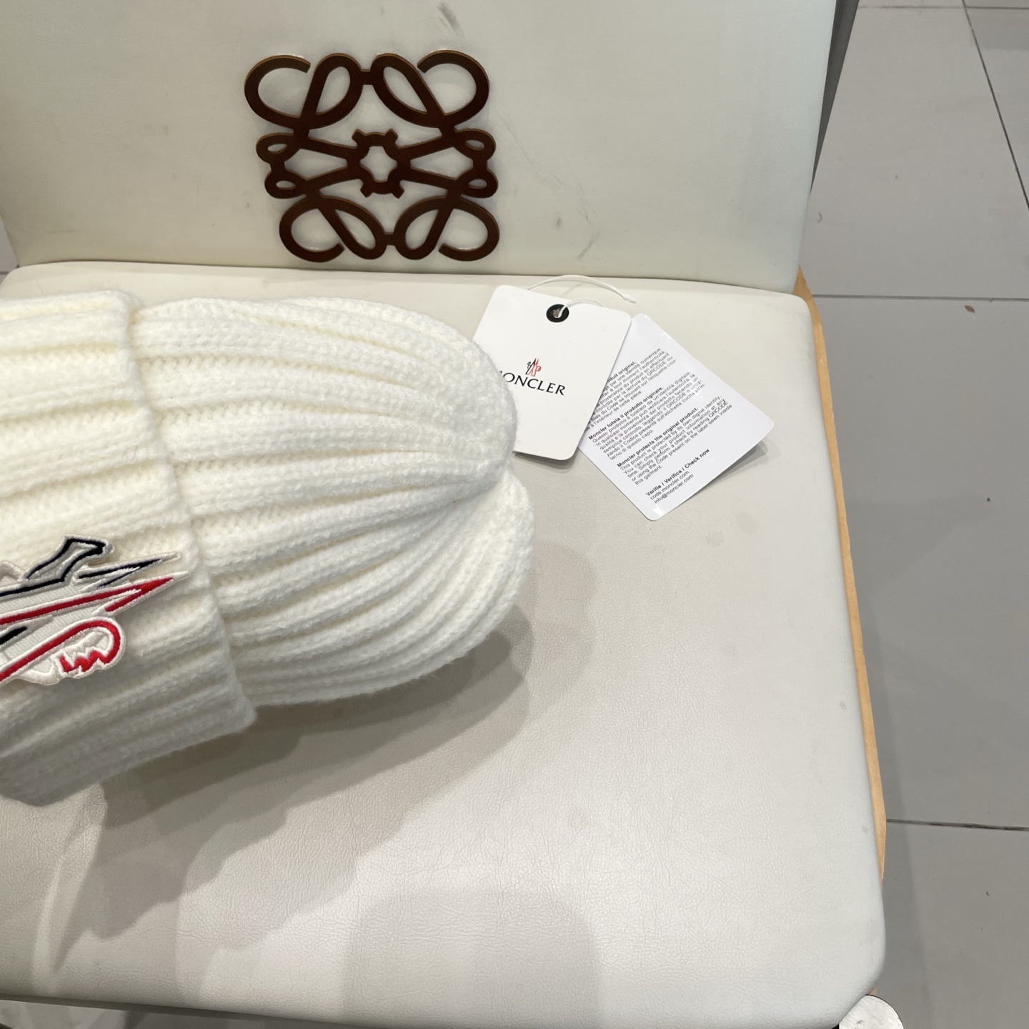 MONCLER蒙口🎩针织毛线帽，附带二维码，好品质高端大气，超柔软！超火爆💖质感很赞，出街超好搭配！时尚