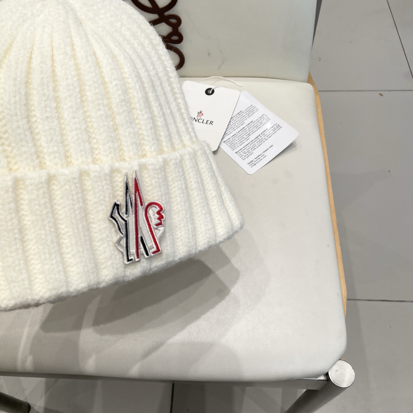 MONCLER蒙口🎩针织毛线帽，附带二维码，好品质高端大气，超柔软！超火爆💖质感很赞，出街超好搭配！时尚