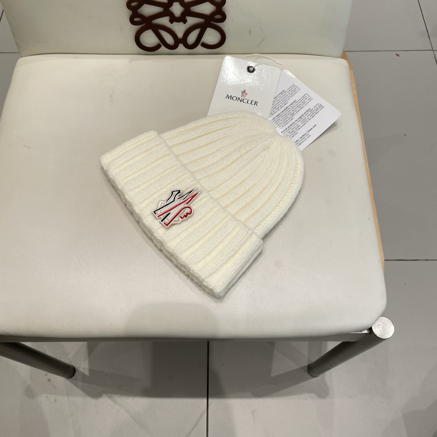 MONCLER蒙口🎩针织毛线帽，附带二维码，好品质高端大气，超柔软！超火爆💖质感很赞，出街超好搭配！时尚