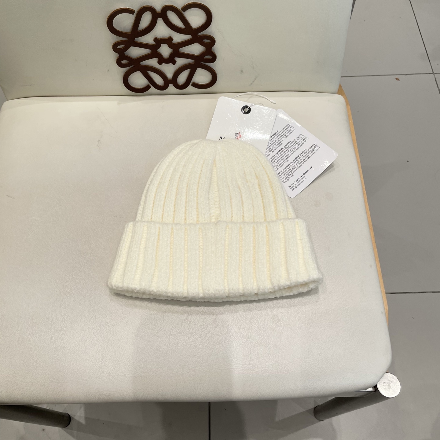 MONCLER蒙口🎩针织毛线帽，附带二维码，好品质高端大气，超柔软！超火爆💖质感很赞，出街超好搭配！时尚