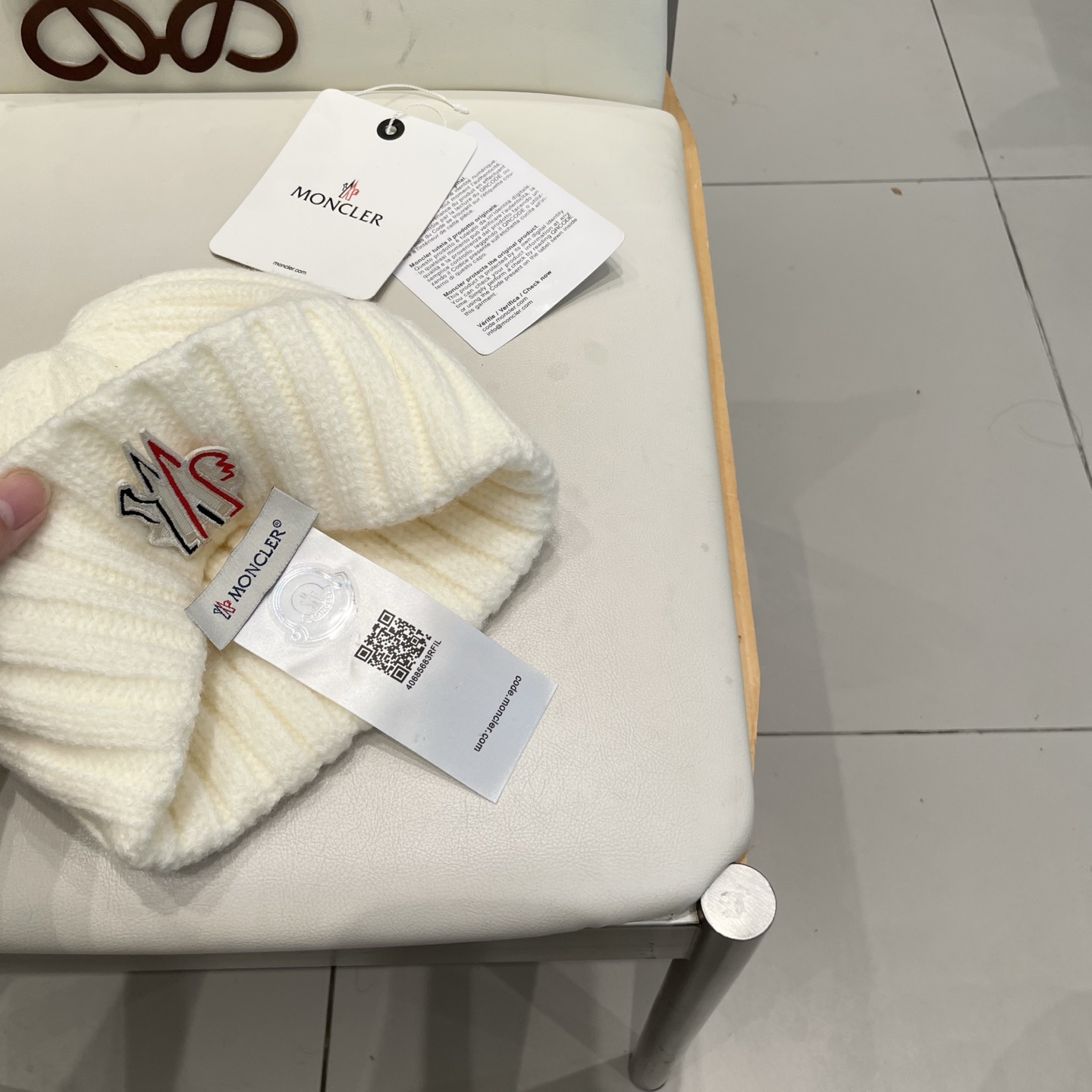 MONCLER蒙口🎩针织毛线帽，附带二维码，好品质高端大气，超柔软！超火爆💖质感很赞，出街超好搭配！时尚