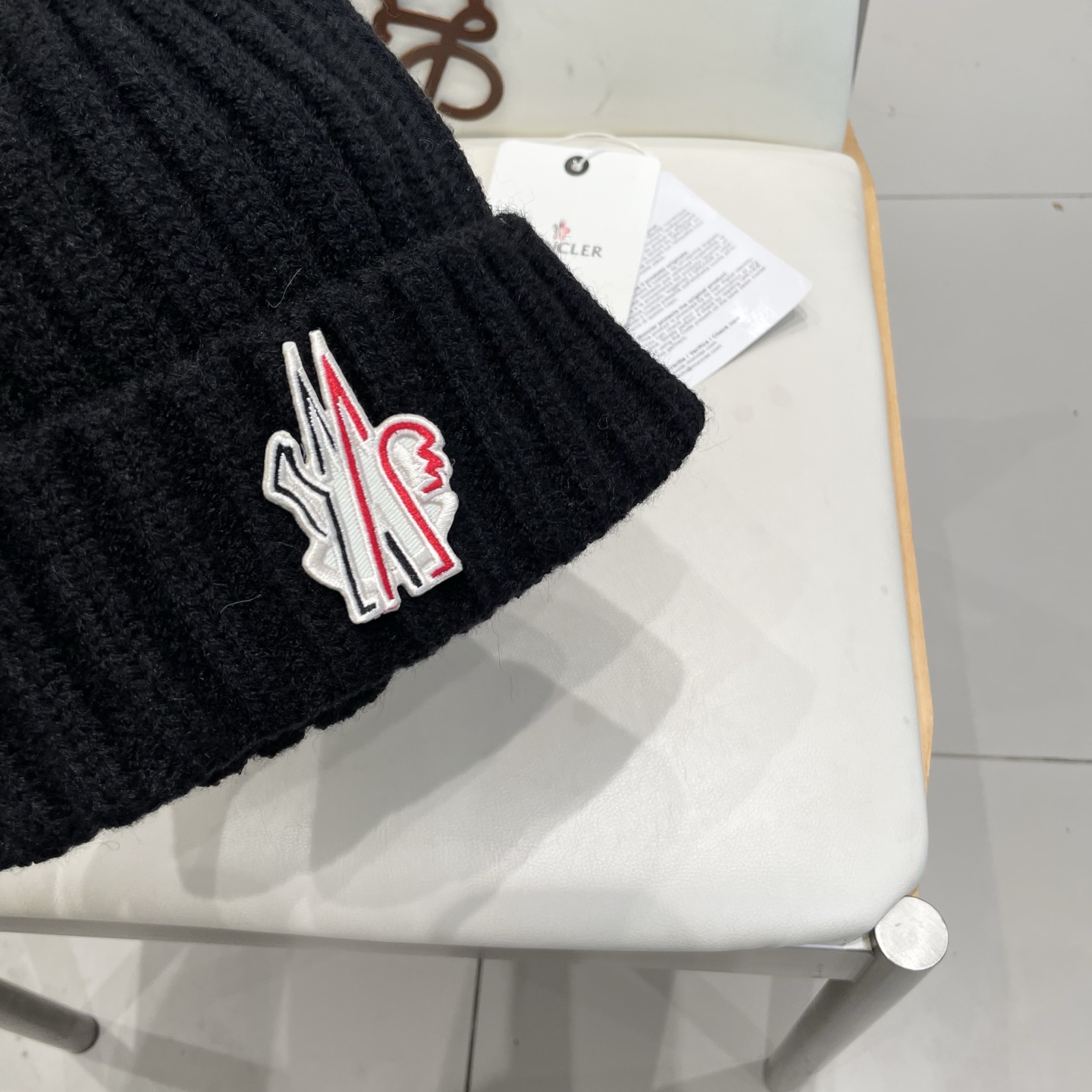 MONCLER蒙口🎩针织毛线帽，附带二维码，好品质高端大气，超柔软！超火爆💖质感很赞，出街超好搭配！时尚