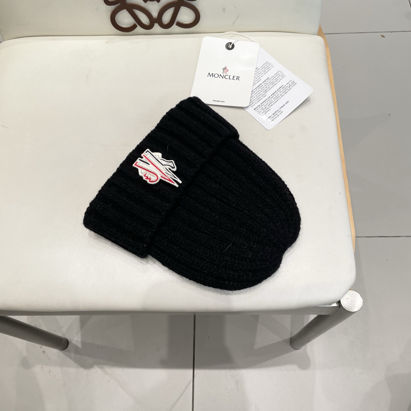 MONCLER蒙口🎩针织毛线帽，附带二维码，好品质高端大气，超柔软！超火爆💖质感很赞，出街超好搭配！时尚