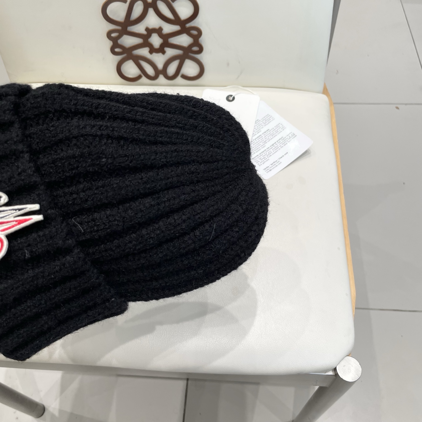 MONCLER蒙口🎩针织毛线帽，附带二维码，好品质高端大气，超柔软！超火爆💖质感很赞，出街超好搭配！时尚