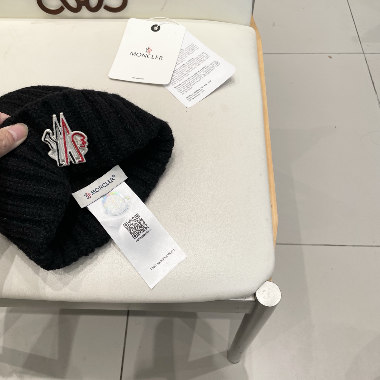 MONCLER蒙口🎩针织毛线帽，附带二维码，好品质高端大气，超柔软！超火爆💖质感很赞，出街超好搭配！时尚