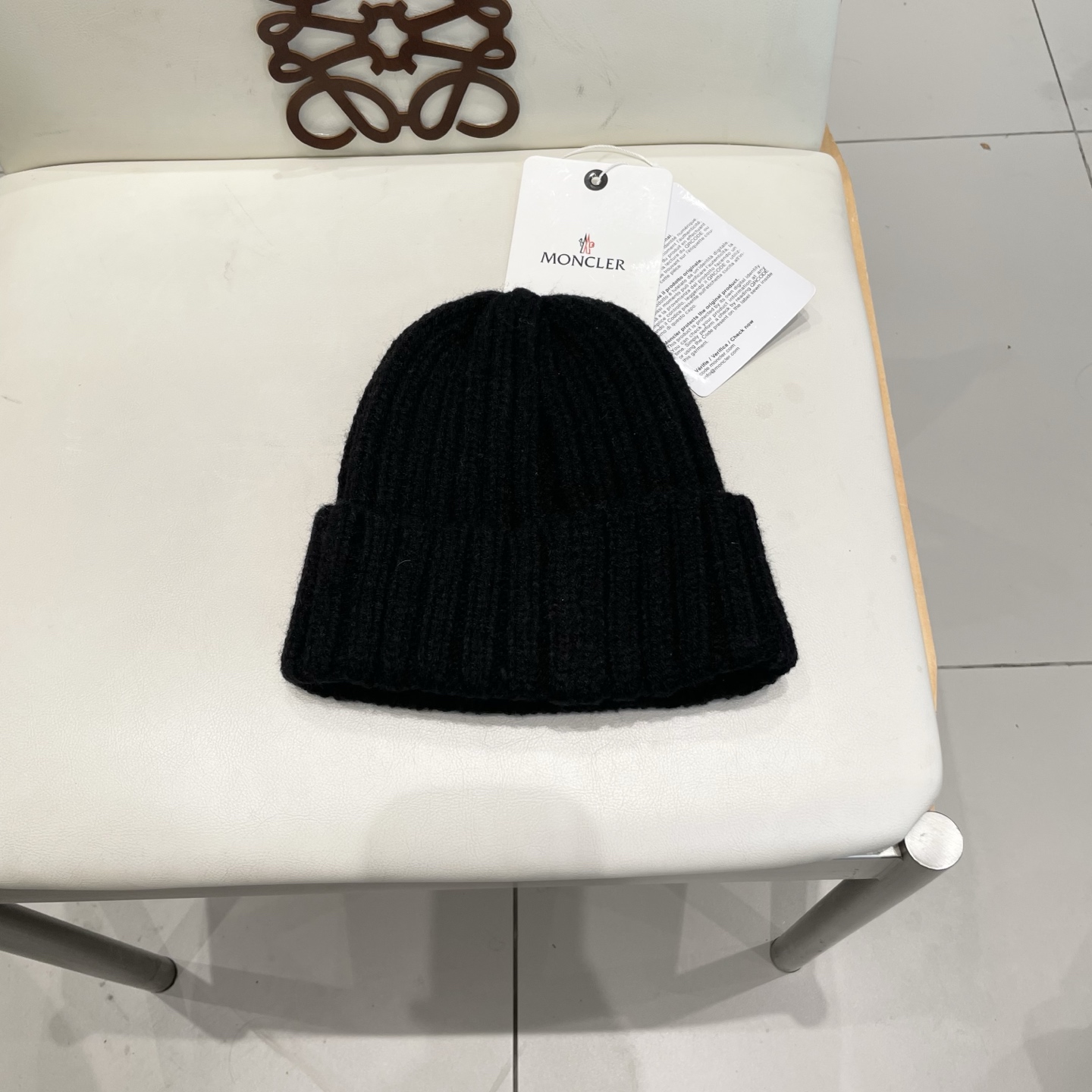 MONCLER蒙口🎩针织毛线帽，附带二维码，好品质高端大气，超柔软！超火爆💖质感很赞，出街超好搭配！时尚