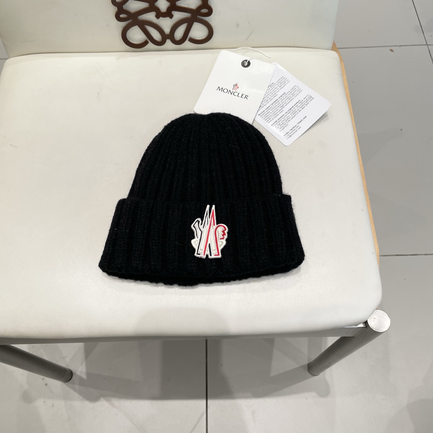 MONCLER蒙口🎩针织毛线帽，附带二维码，好品质高端大气，超柔软！超火爆💖质感很赞，出街超好搭配！时尚