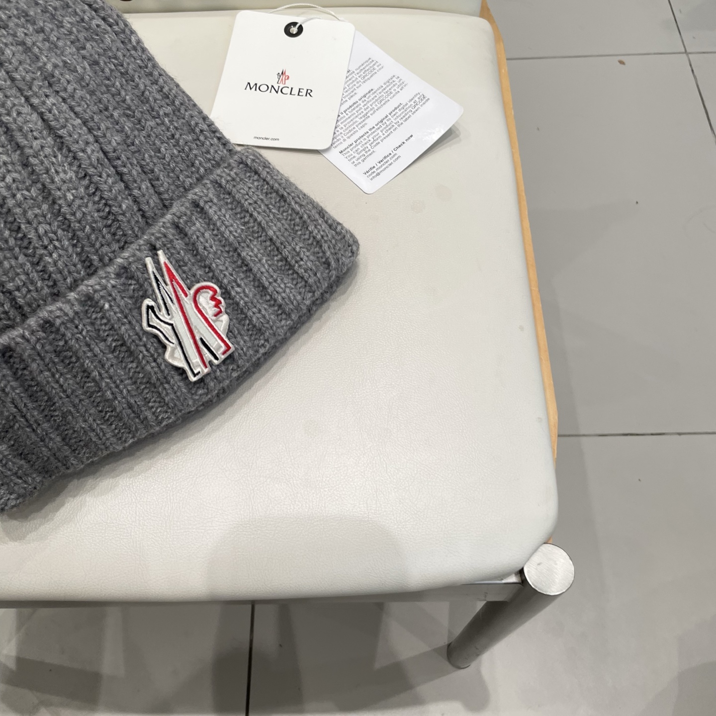 MONCLER蒙口🎩针织毛线帽，附带二维码，好品质高端大气，超柔软！超火爆💖质感很赞，出街超好搭配！时尚