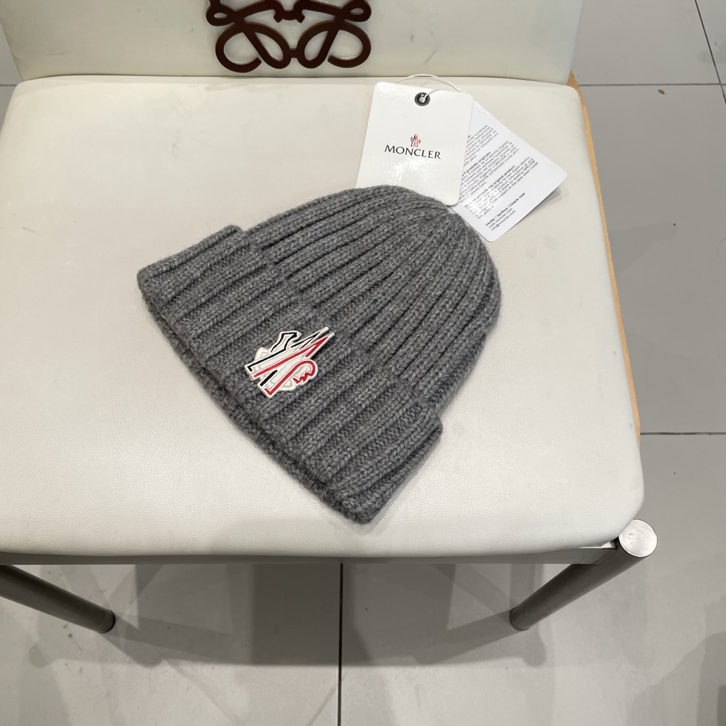 MONCLER蒙口🎩针织毛线帽，附带二维码，好品质高端大气，超柔软！超火爆💖质感很赞，出街超好搭配！时尚