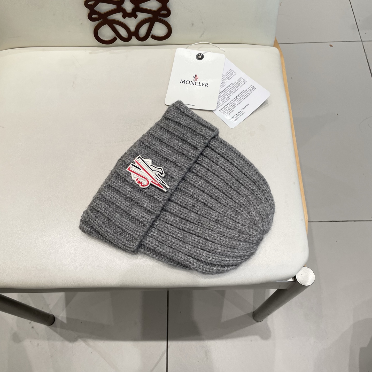 MONCLER蒙口🎩针织毛线帽，附带二维码，好品质高端大气，超柔软！超火爆💖质感很赞，出街超好搭配！时尚